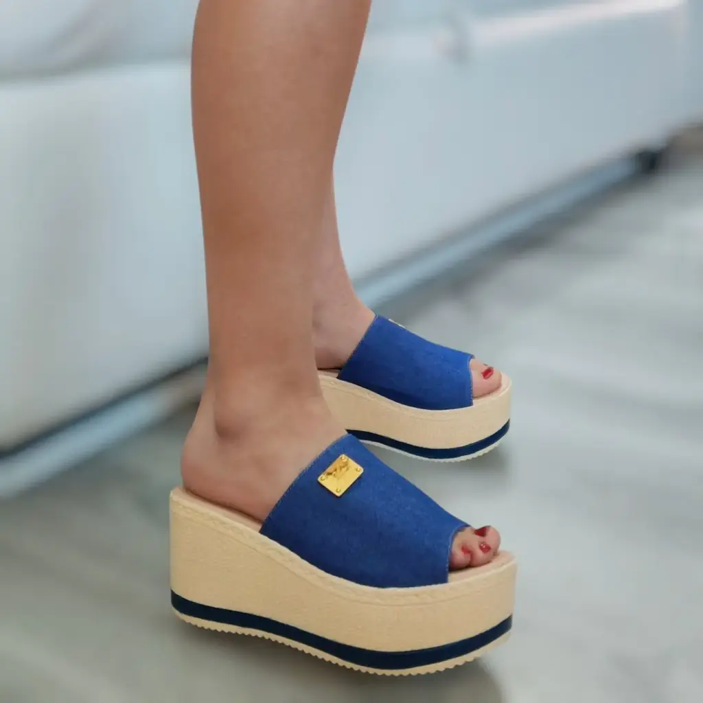 Lucía Blue